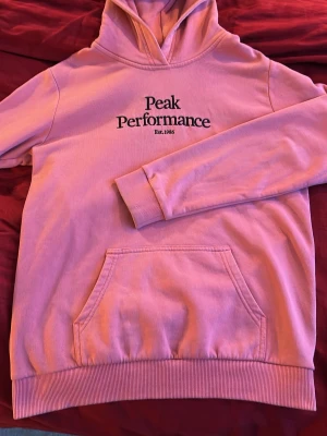 Peak Performance Hoodie - Mörk rosa Peak Performance Hoodie storlek 170.  77% Bomull, 23% Polyester 