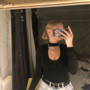 Svart tröja med urringning  - En väldigt enkel men fin svart tröja med urringning som är nästintill nyskick då den endast kommit till användning ett fåtal gånger💓💓