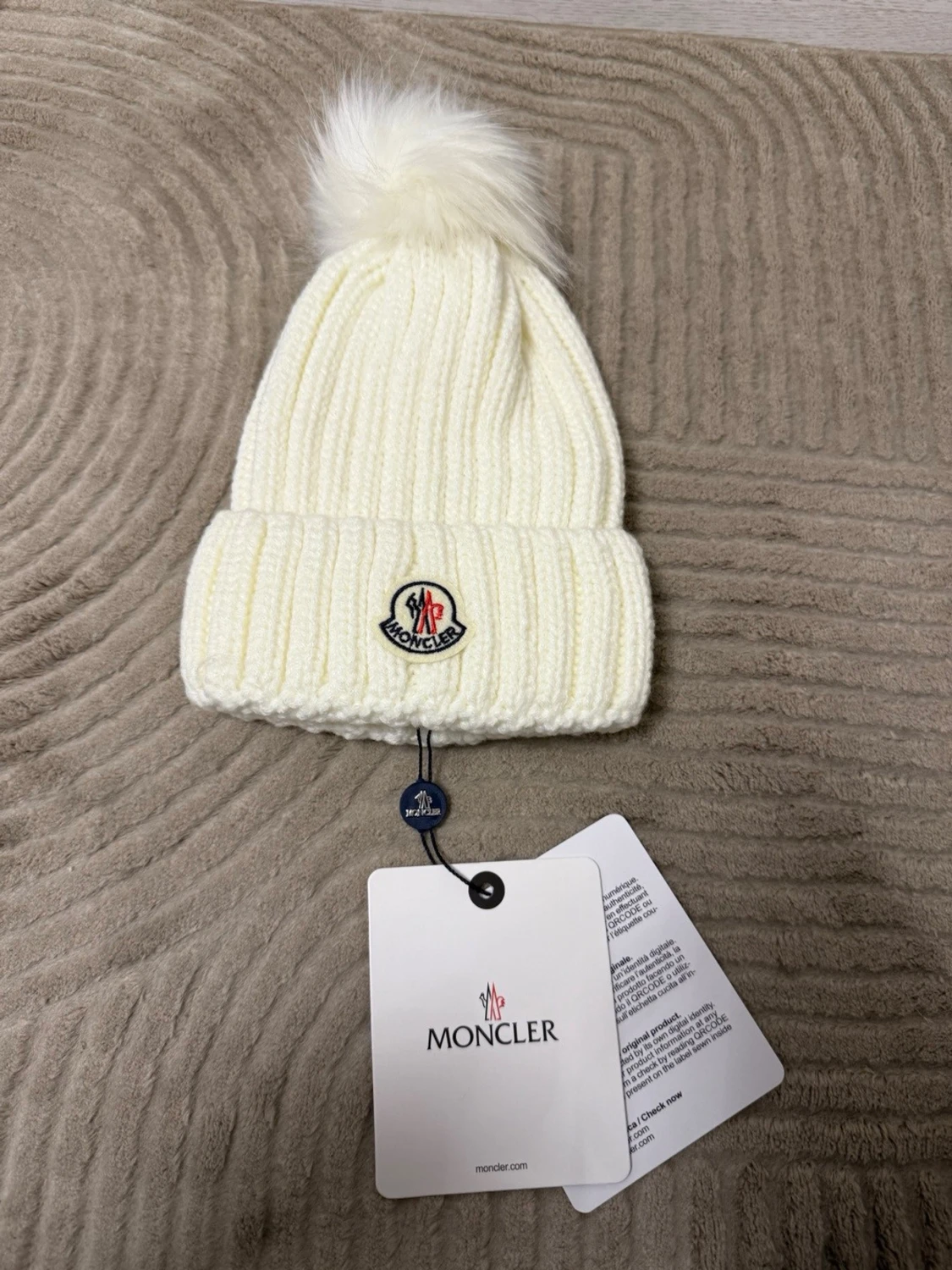Vit stickad Moncler mössa med pälsboll - 5