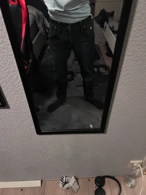 Mörkblå G star jeans med slim passform - Säljer ett par mörkblå G star jeans med slim passform och klassisk femficksdesign. Jeansen har kontrastsömmar och en modern look som passar till sneakers eller boots. Materialet är slitstarkt denim och midjan är normal. Perfekt för dig som gillar stilrena och bekväma jeans. Jag är 180 och dom passar mig Super 