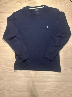 Ralph laruen tröja - En riktigt fin Ralph Lauren tröja, perfekt till denna vinter | Nypris: 2000kr | Skick: 9/10 | Använd bara ett par gånger | Självklart äkta ✅| Inga defekter | Storlek: M passar även S| Hör av er vid minsta fundering!🙌