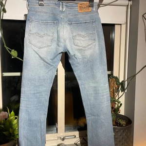 Replay jeans - Säljer mina sjukt snygga Replay jeans som tyvärr är för små för mig. Modell Rocco så sitter lite mer relaxed än skinny. Riktigt skön passform🔥Hör av er vid minsta fråga😁