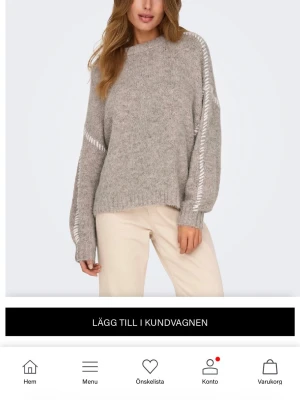 Beige stickad tröja från JDY M - Supermjuk beige stickad tröja från JDY, köpt från only i storlek M. Tröjan har lång ärm, ribbade muddar och vita dekorativa sömmar längs axlar och ärmar. Säljer eftersom jag råkade få två likadana på julafton☺️☺️