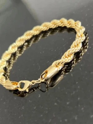 Guld Cordell Armband - Guld Cordell Armband säljs för endast 99kr! Helt ny & den är 20 cm lång! Skickar snabbt Pris kan diskuteras vid snabb affär! 