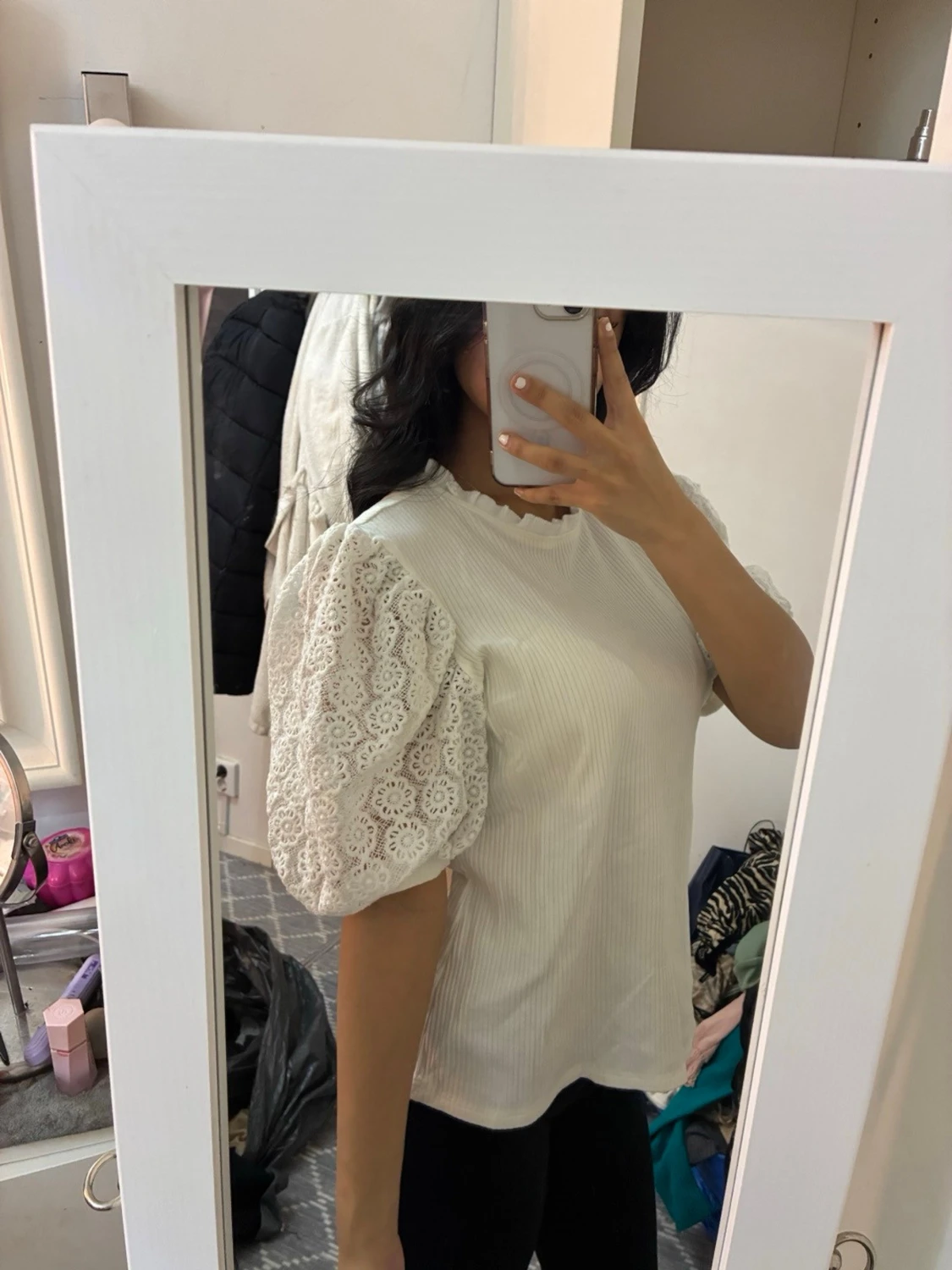 Vit blus med puffärmar och spets - 2