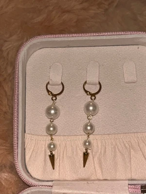 Örhängen - Egengjorda. Rostfritt stål. Postar oftast samma eller dagen efter köp 