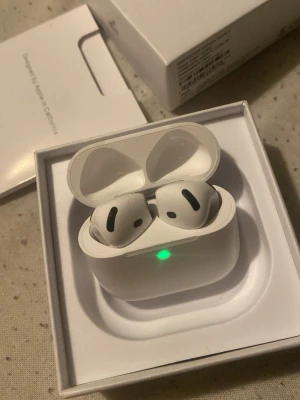AirPods 4 med Active Noise Cancellation - Snygga och moderna AirPods 4 med aktiv brusreducering och laddningsetui. Kompatibla med USB-C, Apple Watch och Qi-certifierade laddare. Produkten ser ut att vara i nyskick. Jag säljer dessa pga fick air pods 3 pro i julklapp. Har haft dessa i ungefär 2 månader så knappast använda. 