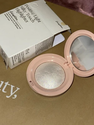 Rare beauty highlighter  - Öppnade locket bara för att visa att den är helt oanvänd.