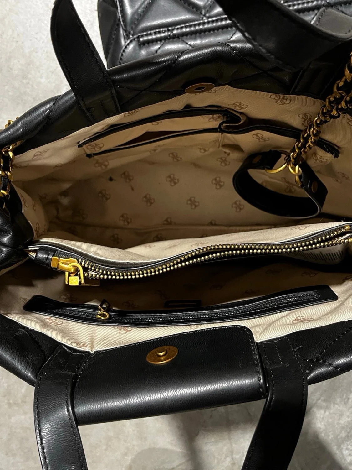 Svart quiltad handväska från Guess - 3