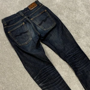 Nudie Jeans - Nudie Jeans | Modell: Grim Tim | Skick 9/10 mycket bra | Nypris ca 2500kr | Mitt pris 799kr | Midja: 38cm | Ytterbenslängd: 106cm | Benöppning: 16cm | Lår: 26cm |  Kom gärna pm vid frågor eller funderingar | Postas eller möts upp i Gävle!