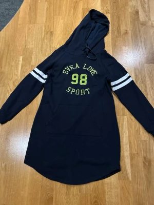 SVEA Hoodie/klänning - Fin klänning/ hoodie  från SVEA. Mörkblå, väldigt sparsamt använd. 