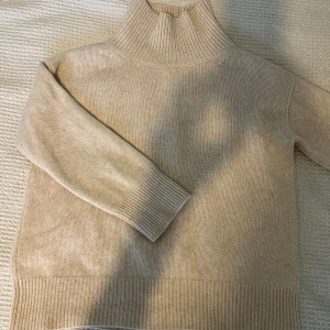 Soft goat stickad tröja - Jag säljer en super fin och mysigt Soft Goat 100% cashemere stickad tröja i storlek S. Bra skick. Oversize modell så passar också storlek M.