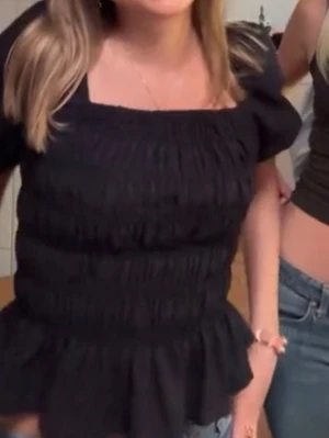 svart topp - min favorit festopp men går inte ut så mycket längre så den säljs