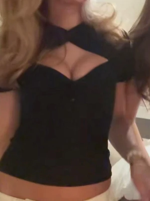 gina topp - lånad bild, skitsnygg festtopp med öppning vid brösten, slutsåld och trendig!