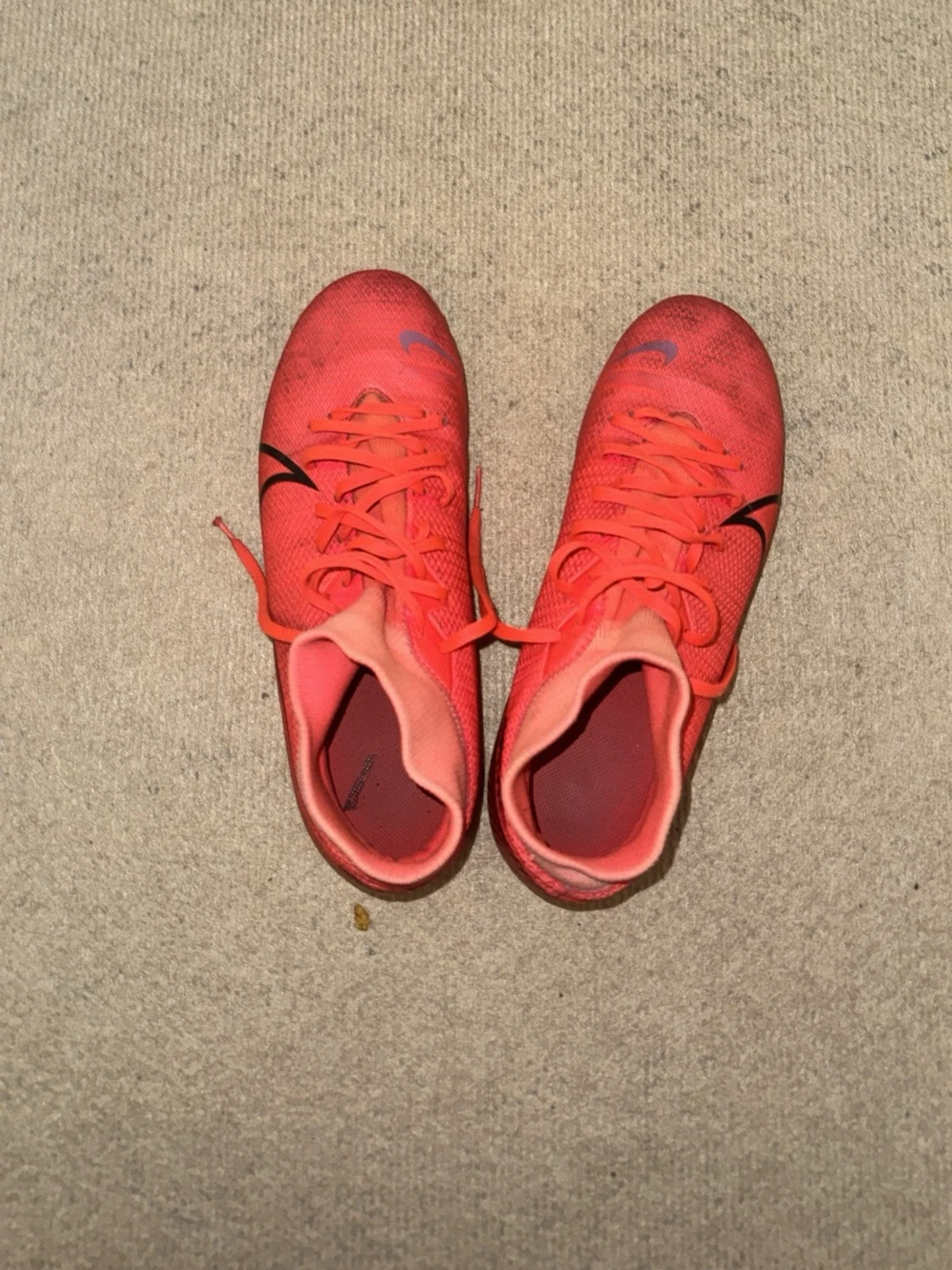 Röda Nike fotbollsskor med dobbar