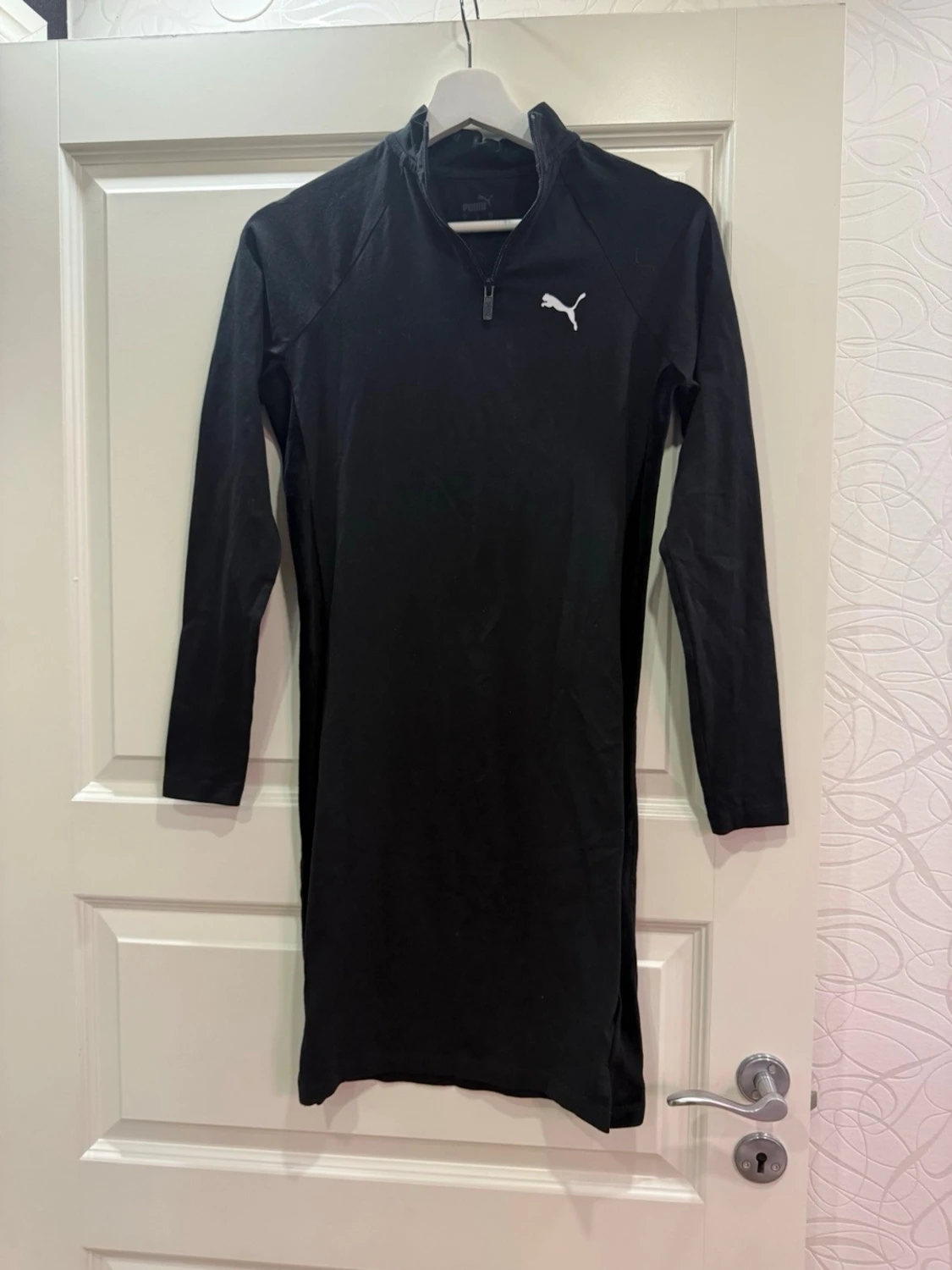 Svart långärmad klänning från Puma