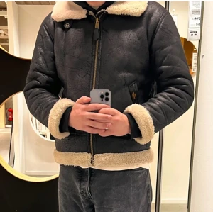 Alpha Industries Jacka  - Säljer en snygg  och varm herrjacka från Alpha Industries i. Varsamt använd och i fint skick,  perfekt för höst och vinter! Nypris: ca 2500 kr ☺️