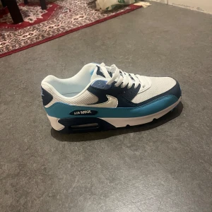 Nike Air Max 90 - Använd 2 gånger, säljes pågrund av liten storlek 