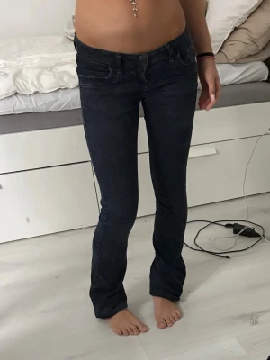 Mörkblå bootcut jeans från LTB - Ltb jeans i modellen valarie, mörkblå, väldigt lågmidjade❤️