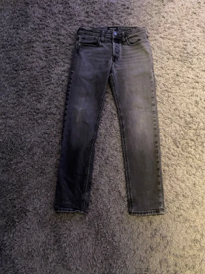 Jack & Jones jeans.  - Hej, säljer dessa cleana jeans ifrån Jack & Jones pågrund av att dem inte kommer till användning.  Jeansen är i strl 29W 30L och i modelen TAPERED/MIKE. Jeansen har inga större defekter än tagen på baksidan av byxorna. Hör av er om ni har frågor. MVH WallstenCloset