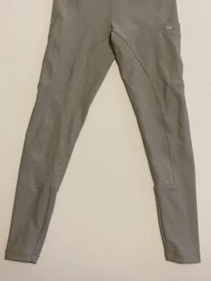Ljusgrå nya ridbyxor ZacZess i storlek S - Säljer dessa jättefina ridleggings från zaczess!  Använda endast 1 gång, så i princip nyskick.  Storleken är S men funkar fint för mig som både kan ha xs och s på ridbyxor.  Modellen är Ohio pearl leggings, köpta för 949kr och säljer för 700kr men kan diskutera priset.  ( Ridbyxorna ser mycket mörkare ut på bilden än i verkligheten, i verkligheten är de väldigt ljusa )  #zaczess #ridbyxor #ridleggings