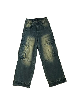 Jaded London wide baggy jeans w28 - Namn: Jaded London Sandblast Monster Cargo Baggy jeans Original pris : Någonstans mellan 1000-1400kr ($100-130)  Mått: w28 - Längd = 106cm - Midja = 76cm - Höfter = 104 cm  Använd ett tag men inga skador eller fläckar 💗