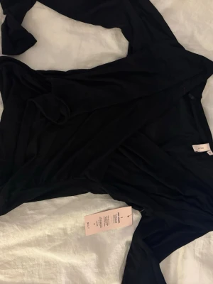 Topp - Tunn långärmad svart topp🥰I storlek M men passar också S❤️Ej använd 
