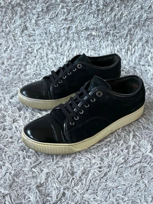 Lanvins - Säljer ett par sköna Lanvins! | Använt men fint skick som kan ses på bilderna! Lite slit inuti men inget som direkt märks av vid användning! | Storlek UK 8 motsvarande 42 men passar större omkring 43! | Ställ gärna frågor innan du köper!