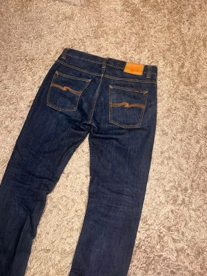 Nudie jeans grim Tim loose slim fit herr wash fade w32 dry - Nudie jeans modell grim tim loose slim fit. Storlek w32. Mycket bra skick utan märkvärdiga defekter. Dry denim vilket betyder att de får en riktigt snygg fade med användning. Postas antigen samma dag som köp eller dagen därpå🙌💯