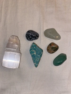 Kristaller - Säljer lite kristaller 🥰  Unakit: 20kr 2cm  Snöflingeobsidian: 25kr 2,5cm  Grön aventurin ljus: 30kr 3,5cm  Grön aventurin mörk: 30kr 3cm  Amazonit: 50kr 5cm  Selenit torn: 70kr 6cm