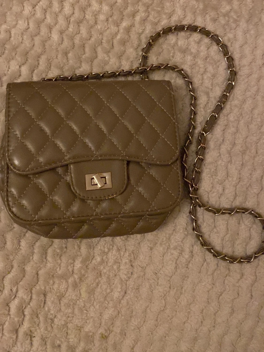 Beige quiltad axelväska med kedja - 1