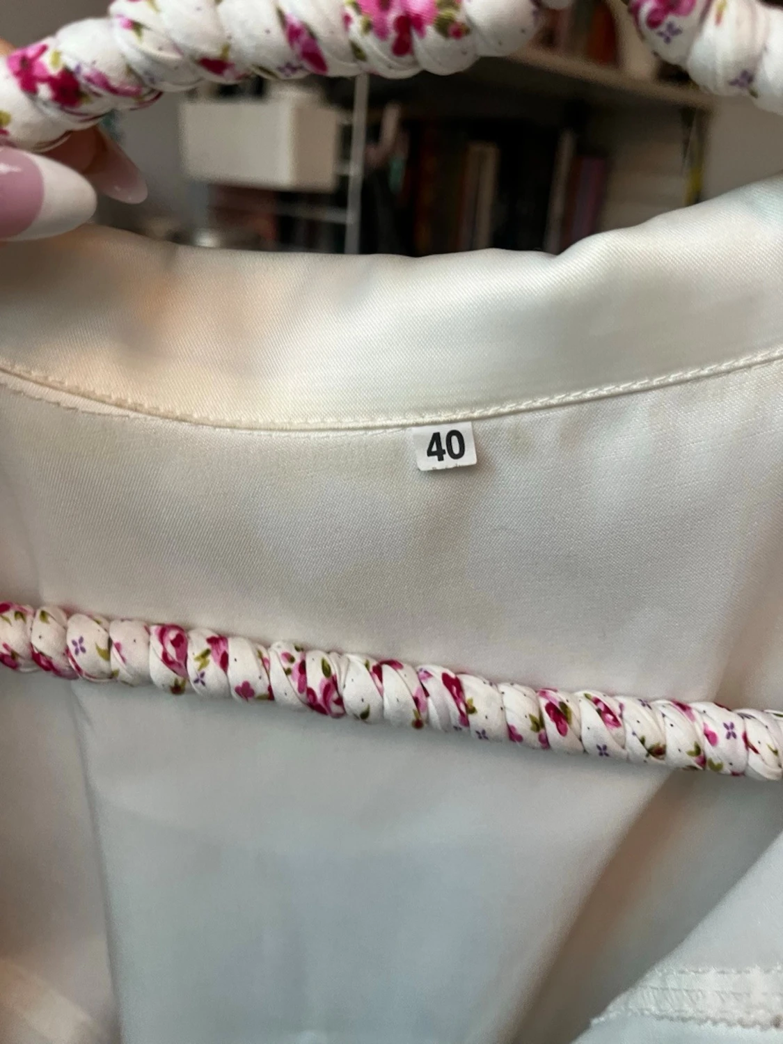 Vit kortärmad bolero i satin - 2