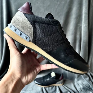 Valentino rockrunner skor - Valentino rockrunner skor | originalstorlek: 41 men sitter mer som 42, fråga om innermått vid osäkerhet | ingår: endast skorna | Mycket bra skick. Kan gå ner i pris vid snabb affär.