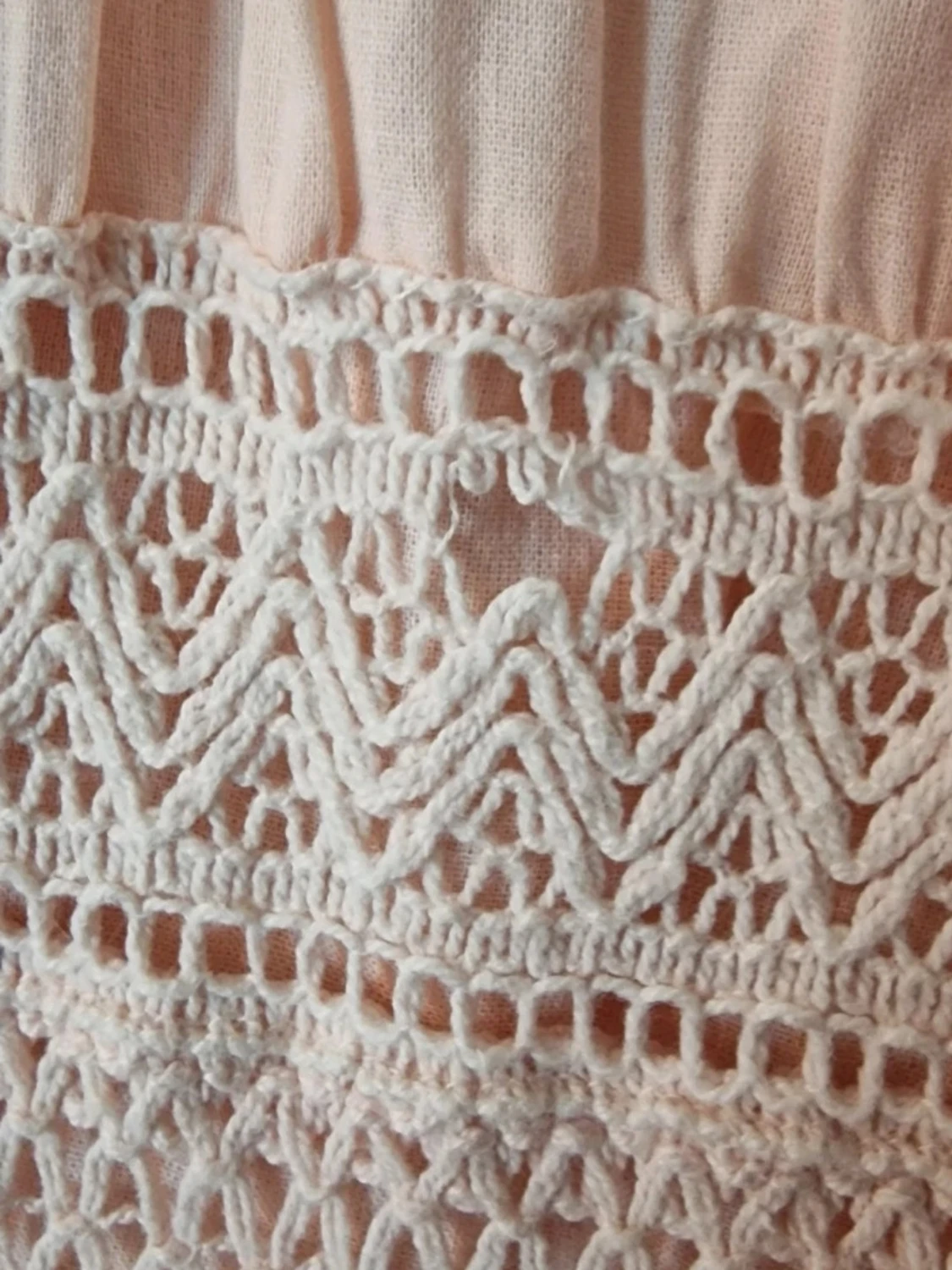 Kort klänning med spetsdetaljer - 3