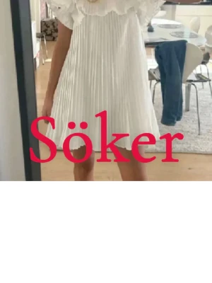 Söker Zara klänning  - Skriv ifall du har storlek xs-s. Kan ta ett bra pris( det kan diskuteras) 