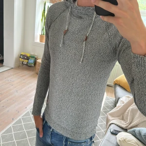 Stickad Hoodie  - Extremt fräsch och snygg stickad hoodie ifrån jack&jones. Perfekt skick, skriv vid fundering🙌 