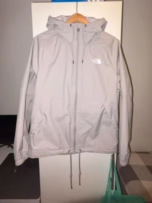 The north face vindjacka  - Jackan är använd enstaka gånger inga skador eller fläckar osv. Jackan är köpt i usa,  storlek S nypris är 2400 svenska kronor.    Pris kan diskuteras 