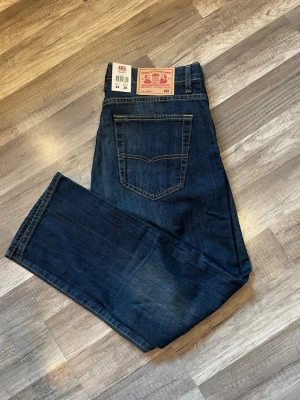 Grant 405 Regular Fit jeans blå - Säljer ett par nya mörkblå Grant 405 jeans med straight leg och normal midja. 