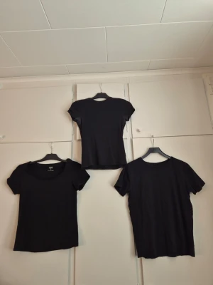 6 stycken t-shirts (storlek s) - t-shirts säljs styckvis eller som paket🫶 1 st för 15 kr, 2 st för 25 kr, 3 st för 35, 4 st för 45, 5 st för 55kr och ALLA för 65 kr❤️
