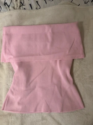 Rosa bandeau tubtopp från Zara - Säljer en ljusrosa bandeau tubtopp från Zara i storlek S. Toppen är ribbad och ärmlös med en enkel, stilren design som sitter tight mot kroppen. Perfekt för sommarens alla tillfällen och lätt att matcha med både kjol och jeans.