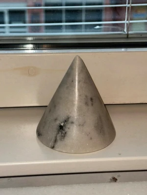 Armbands-/ringhållare - Tung pyramid i sten. Det Perfekt att förvara armband eller ringar på. Ca 10 cm hög.