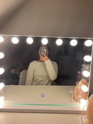 Ljusgrå långärmad topp från 157 - En basic ljusgrå långärmad topp från 157 med rund halsringning. Tillverkad i mjuk bomullsmix som är skön mot huden. Perfekt att styla med jeans eller kjol för en enkel och clean look.