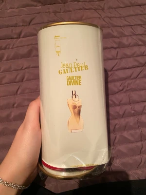 Jean Paul Gaultier Divine 100ml - Gaultier Divine Eau de Parfum, 100 ml, refillbar flaska. Tillverkad i Frankrike. Snygg och unik design som sticker ut i samlingen. Lägre pris pga bruten förpackning under frakt! 