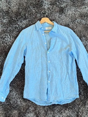 Uniqlo Linneskjorta - Tja! Säljer nu min ljusblåa Uniqlo Linneskjorta som är i storlek XS men som passar som S 🙌🏼Skjortan sitter perfekt på dig som är 170-180cm 🤩Plagget är i grymt skick! Mitt pris är inte fast, nypris ligger på runt 700kr. Om du har några eventuella frågor eller funderingar är det bara att skriva ett meddelande