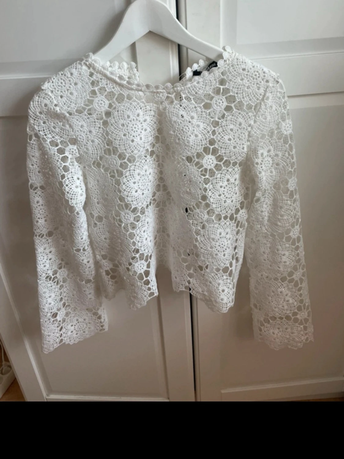 Vit spetsblus med lång ärm