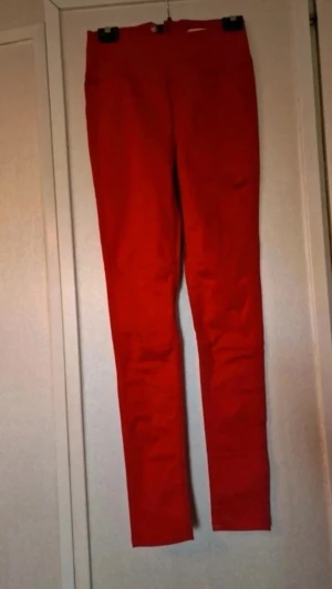 Röda skinny byxor med hög midja - Nya byxor utan funna skavanker. Stl S/M