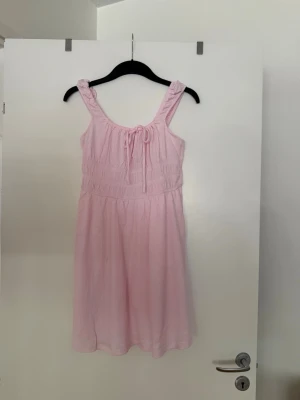 Klänning rosa  - Minns ej storlek, som en M / L. Aldrig använd. 