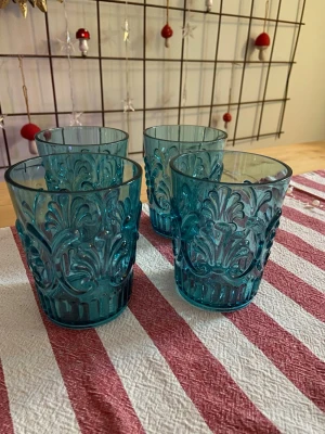 Mönstrade plastglas - Helt nya och oanvända plastglas av bra kvalité. Lite tjockare plast. Passar lika bra på utflykter som att förvara tandborstar/sminkborstar i. Fint mönster. 