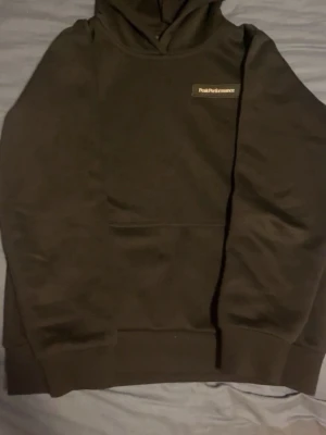 Peak Performance Hoddie  -  **Peak Performance hoodie** i mycket fint skick. Endast använd **1 gång**. Inga fläckar, hål eller slitage – som ny. Mjuk och bekväm, passar perfekt till vardag och fritid. Säljs p.g.a. kommer inte till användning.  📦 Snabb leverans 🏷️ Original 