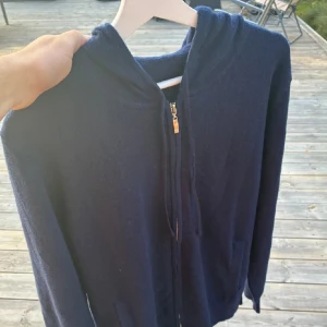 Soft goat hoodie - jätte fin softgoat hoodie i storlek S. köptes för mindre än månad sen för runt 3000. 